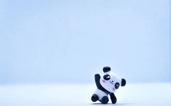 <strong>熊猫</strong>瓷小雕像孤立的黑色的背景