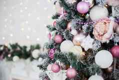 绿色白色圣诞节树粉红色的玩具一年冬天礼物装饰