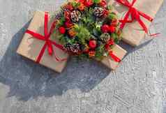 圣诞节背景礼物系红色的丝带装饰花环