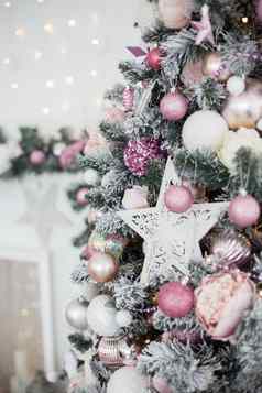 绿色白色圣诞节树粉红色的玩具一年冬天礼物装饰
