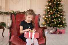 女孩打开圣诞节现在圣诞老人圣诞节演讲快乐童年