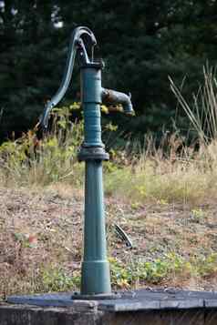古董铁水泵处理站花园