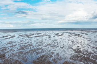 沙子海滩海多云的蓝色的天空英格兰阳光明媚的一天