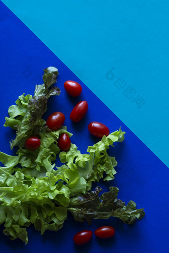 蔬菜蓝色的背景极简主义摄影