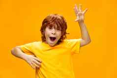 富有表现力的男孩红色的头发有趣的面部表达式手势手复制空间