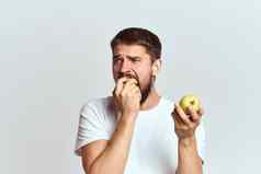 精力充沛的男人。苹果健康维生素饮食生活方式白色t恤裁剪视图
