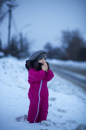 女孩变暖手呼吸冬天晚上路
