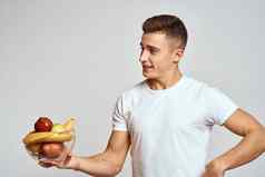 男人。新鲜的水果杯健康生活方式健康的营养维生素