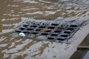 脏雨水下水道路雨风暴