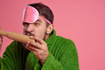肖像男人。粉红色的睡眠面具木滚动销情绪绿色袍易怒模型