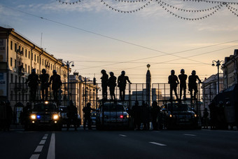 明斯克白俄罗斯9月防暴警察阻塞路抗议者水大炮笼子里盾牌