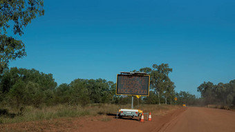 交通标志粗糙的污垢澳大利亚内地路