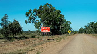 减少速度标志箭头尘土飞扬的启封澳大利亚内地路