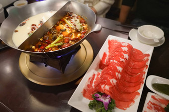 中国人火锅涮辣的酸汤肉海鲜