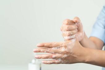 女人清洁手反细菌肥皂保护病毒细菌