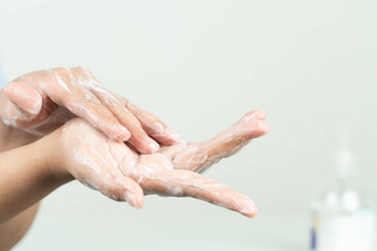 女人清洁手反细菌肥皂保护病毒细菌