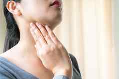 痛喉咙美丽的女人手触碰疼痛脖子女人