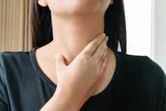 痛喉咙美丽的女人手触碰疼痛脖子女人