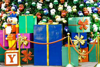 色彩斑斓的饰品圣诞节树快乐圣诞节快乐假期美丽的生活房间装饰圣诞节包厢里装饰首页室内圣诞节树美丽的饰品