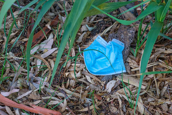 蓝色的面具扔自然<strong>垃圾垃圾</strong>脏土地