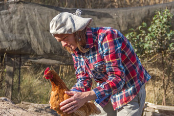 肖像阿根廷农场工人女人母鸡