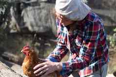 肖像阿根廷农场工人女人母鸡
