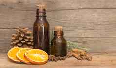 瓶自然橙色松肉桂油芳香疗法自然化妆品概念