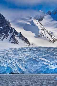 深蓝色的冰川冰雪覆盖山北极挪威