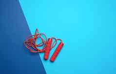 红色的绳子体育蓝色的背景氯丁橡胶处理