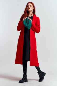 情感女人红色的外套他完整的增长光背景黑色的靴子构成模型