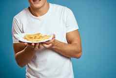 男人。薯条纸板板卡路里快食物蓝色的背景青少年模型裁剪视图