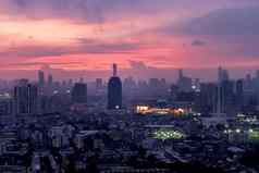 曼谷市中心城市景观摩天大楼晚上给
