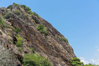 火山岩石覆盖绿色植被