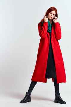 情感女人红色的外套他完整的增长光背景黑色的靴子构成模型