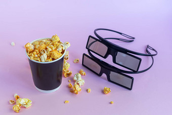 纸杯爆米花粉红色的表面附近的眼镜远程控制看电影检疫