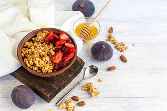 自制的格兰诺拉麦片<strong>草莓</strong>块光板酸奶Jar光背景素食者菜健康的早餐