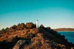 色彩斑斓的白色蓝色的灯塔海岸西班牙