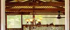 复古的吊灯发光的光乡村国家咖啡馆