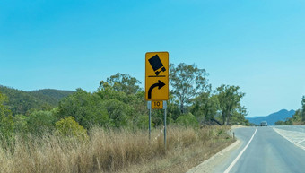 卡车展期警告高速公路标志