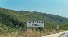 安全斜坡警报标志多山的澳大利亚高速公路