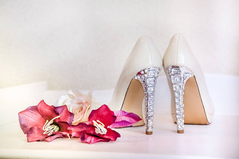 婚礼鞋子高高跟鞋装饰石头站镜像表格