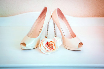 婚礼穿高跟鞋的鞋子站白色胸部抽屉玫瑰花蕾米色
