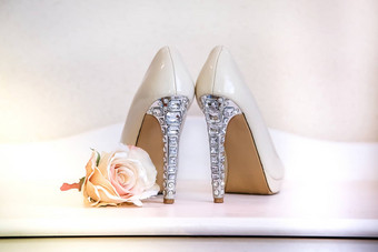婚礼鞋子米色穿高跟鞋的站梳妆台