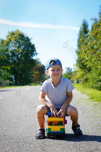 孩子玩路<strong>大卡</strong>车