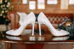 婚礼鞋子婚礼用具婚礼黄金环婚礼花束表格