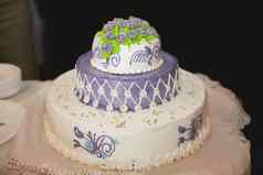 三层紫色的婚礼蛋糕绿色玫瑰