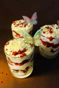 草莓味冰奶油蛋糕填充装饰草莓片