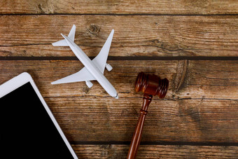 立法办公室法律旅行概念木法官槌子数字平板电脑<strong>飞机模型飞机</strong>