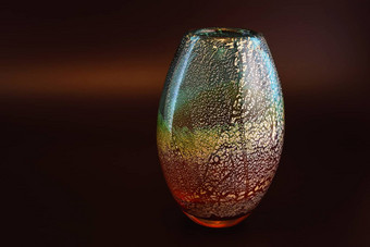 色彩鲜艳的装饰玻璃花瓶