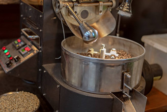 工业咖啡机准备豆子出售